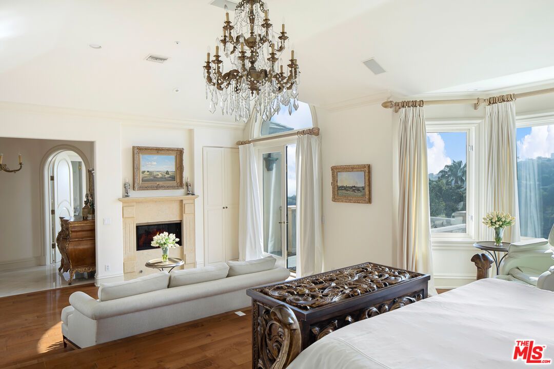 Chandelier, Fireplace, Interior, Recessed Lighting, Wood Texture Flooring