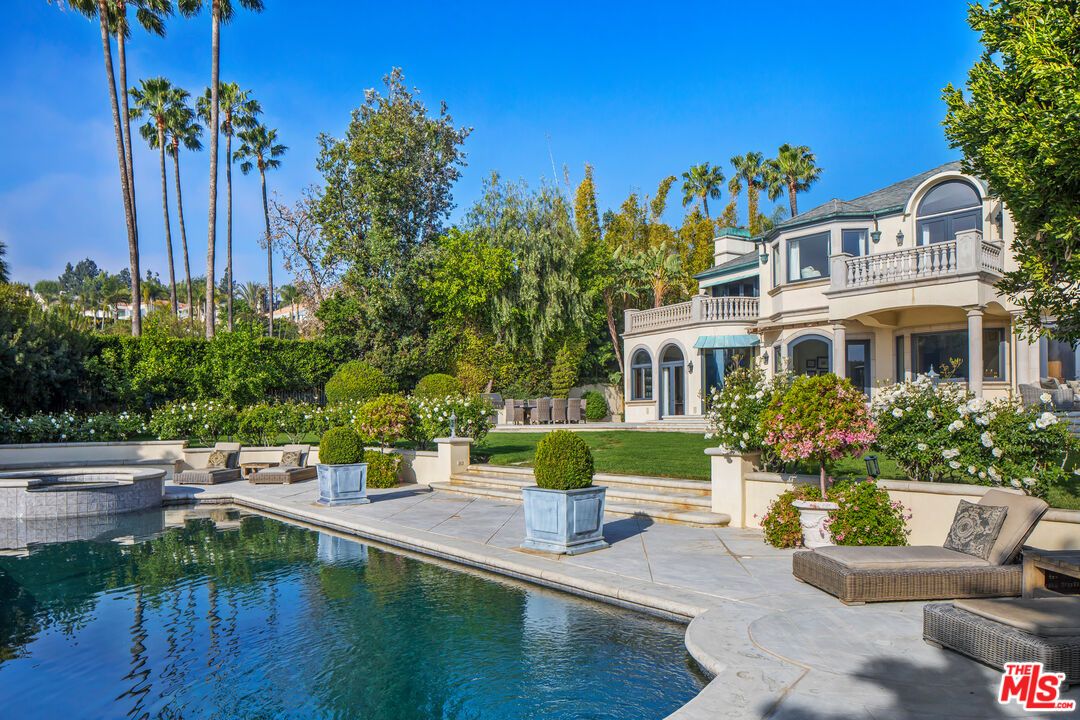 Exterior, Pool, Water