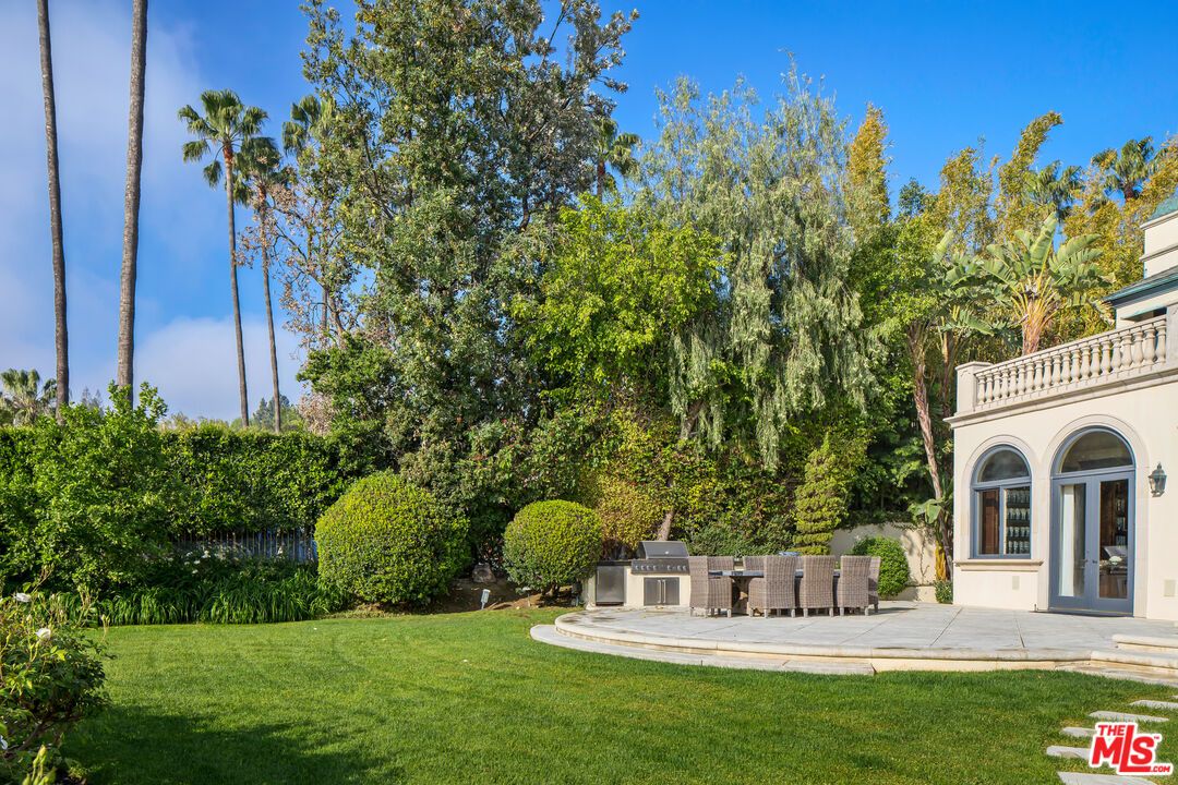 Backyard, Exterior, Outdoor Kitchen