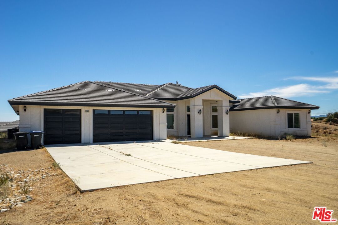 Attached, Exterior, Facade, Ranch