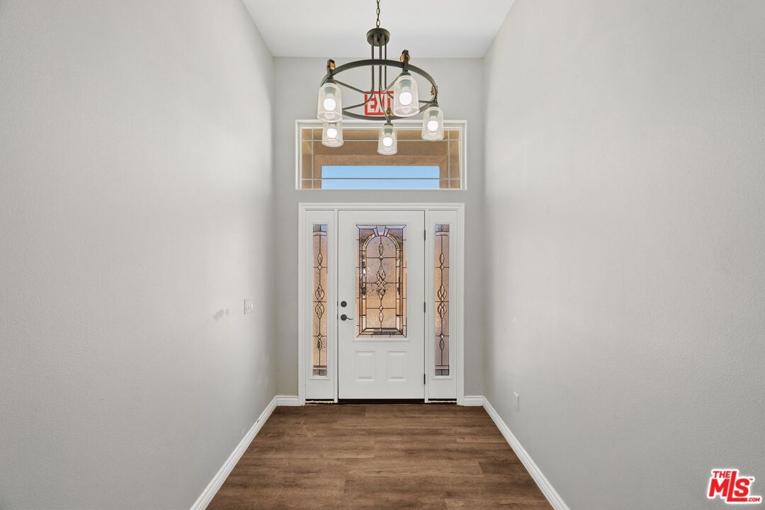 Interior, Pendant Lights, Wood Texture Flooring