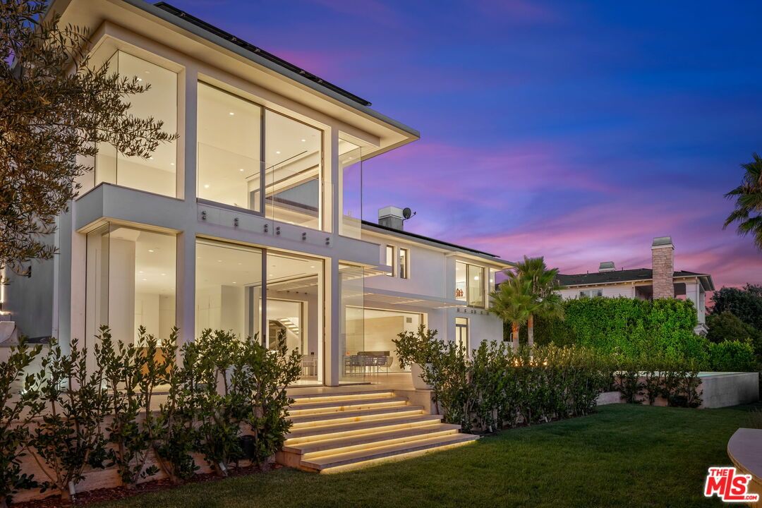 Backyard, Exterior, Facade, Modern