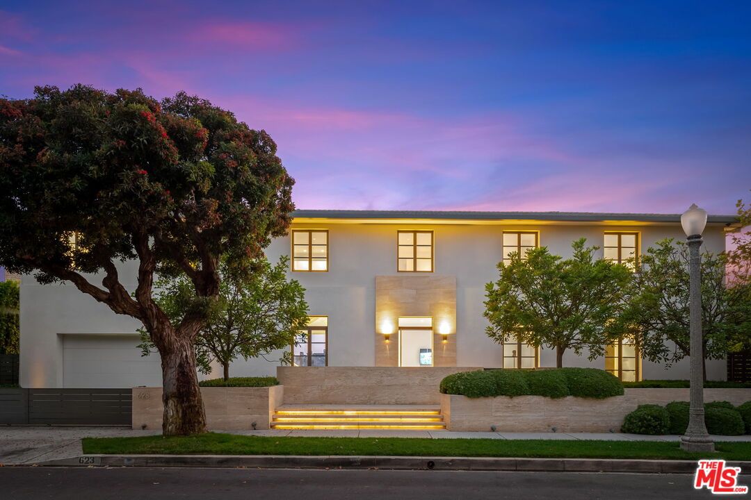 Exterior, Facade, Modern