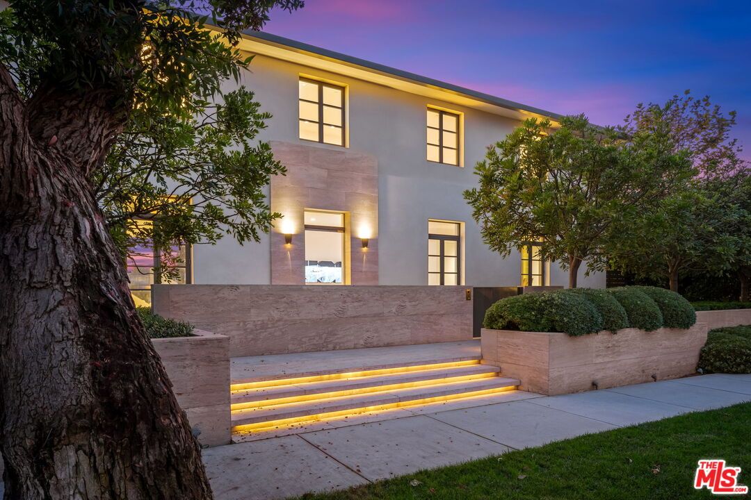 Exterior, Facade, Modern