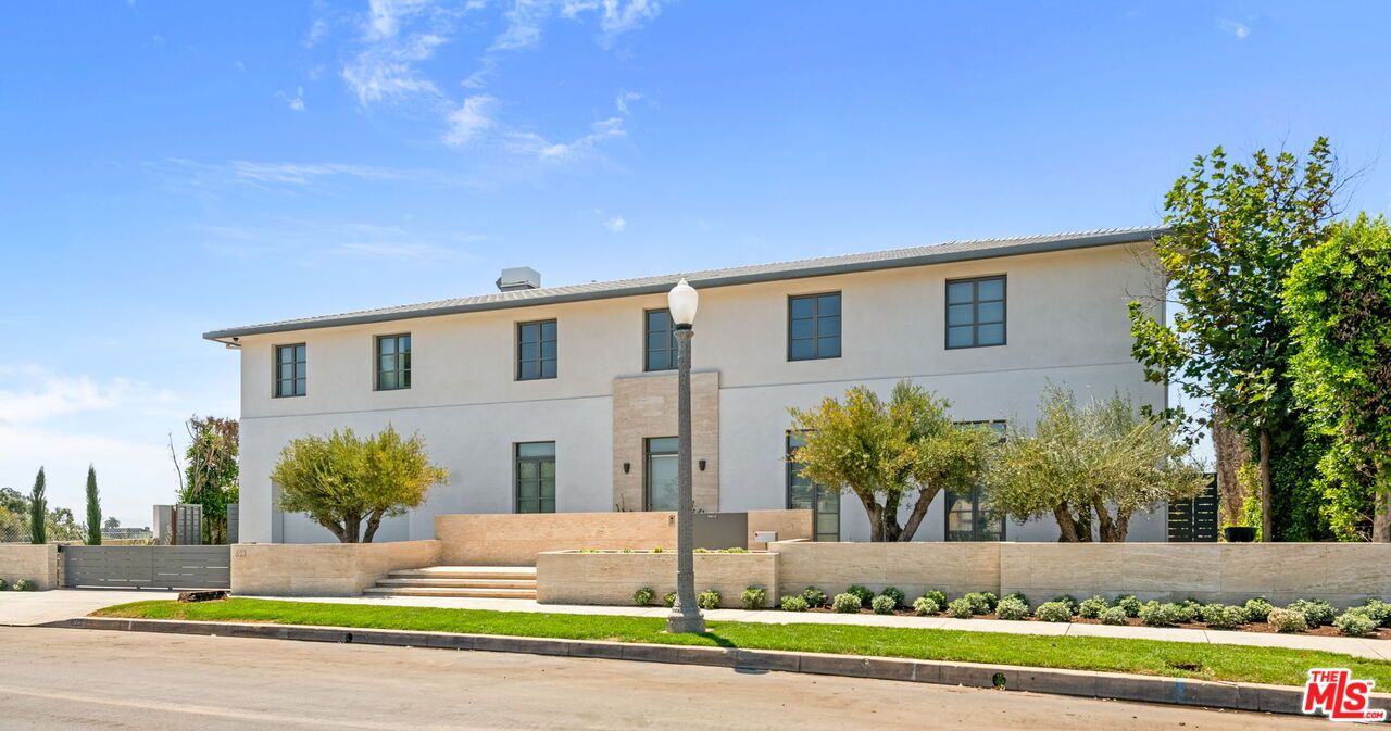 Exterior, Facade, Modern