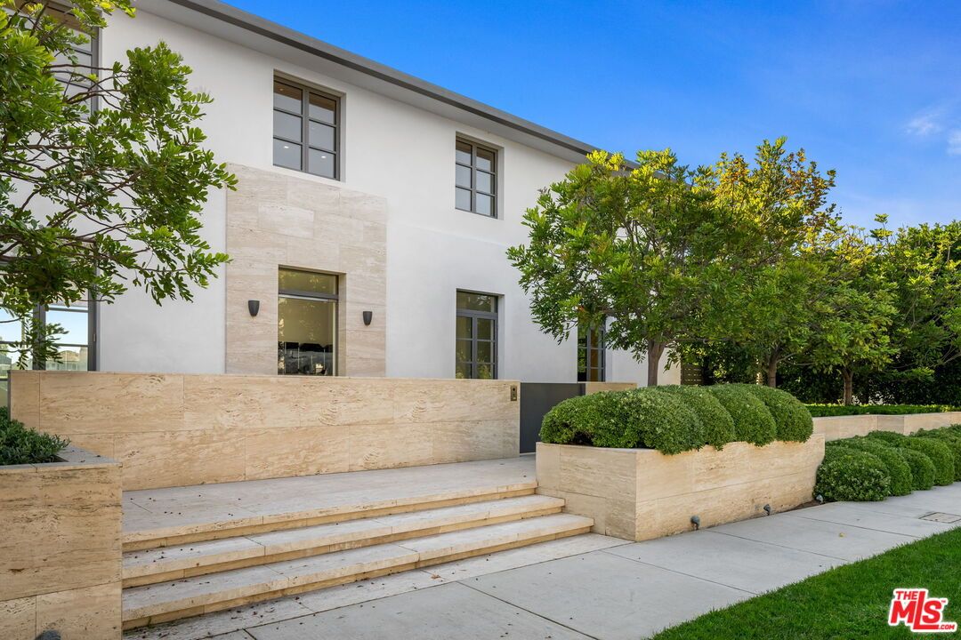 Exterior, Facade, Modern