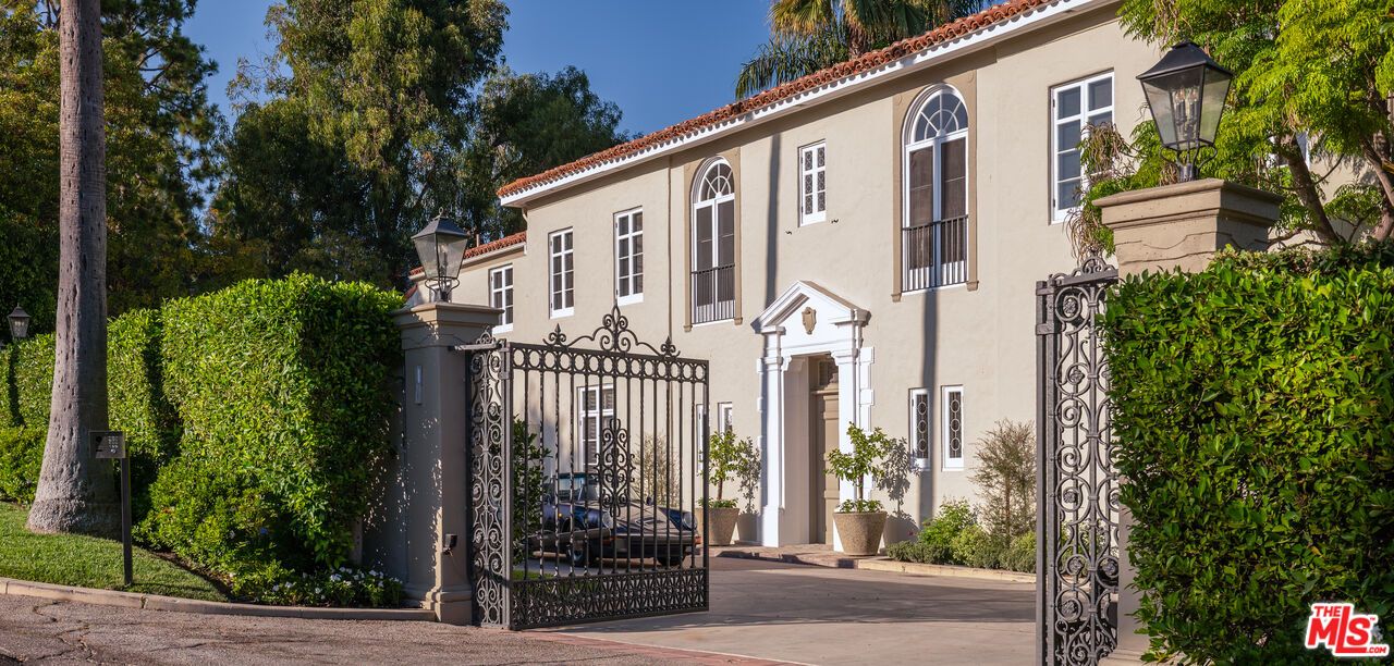 Exterior, Facade, Mediterranean