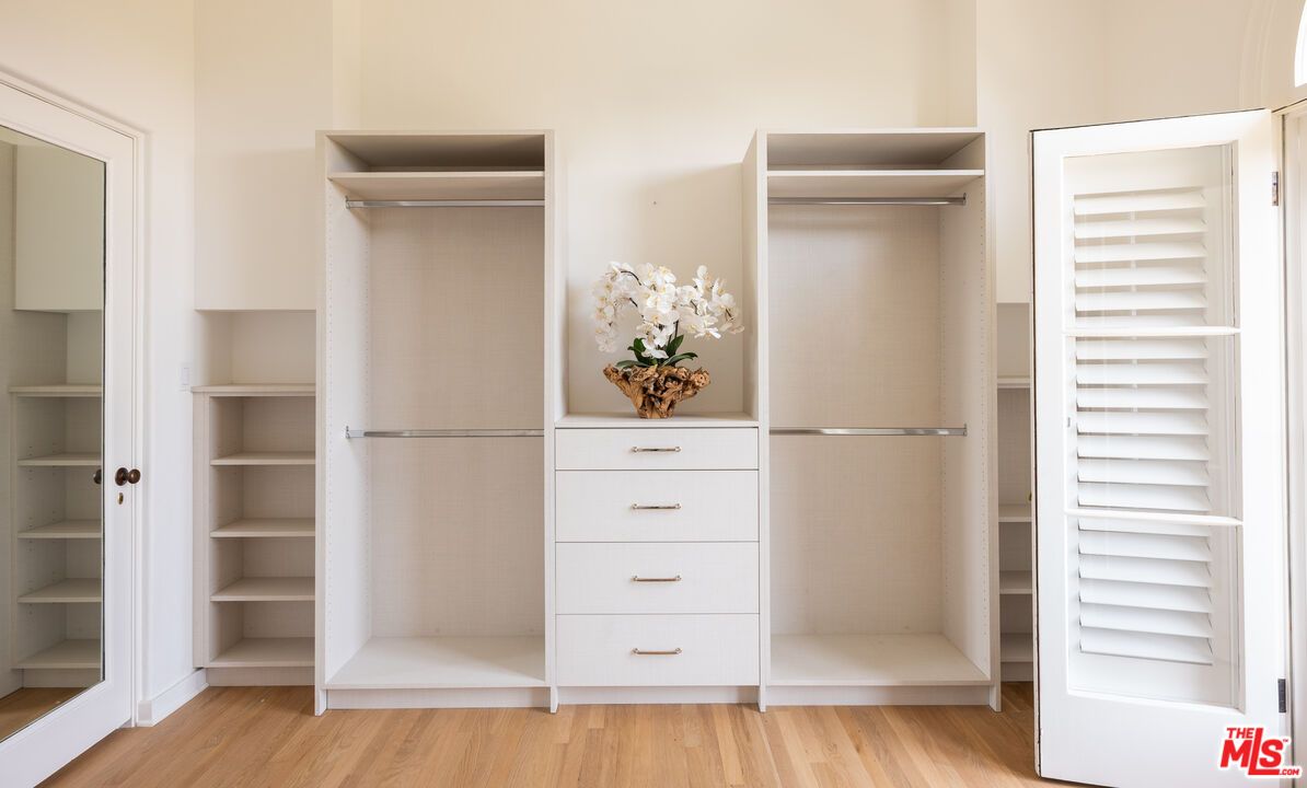 Interior, Walk-in Closets, Wood Texture Flooring