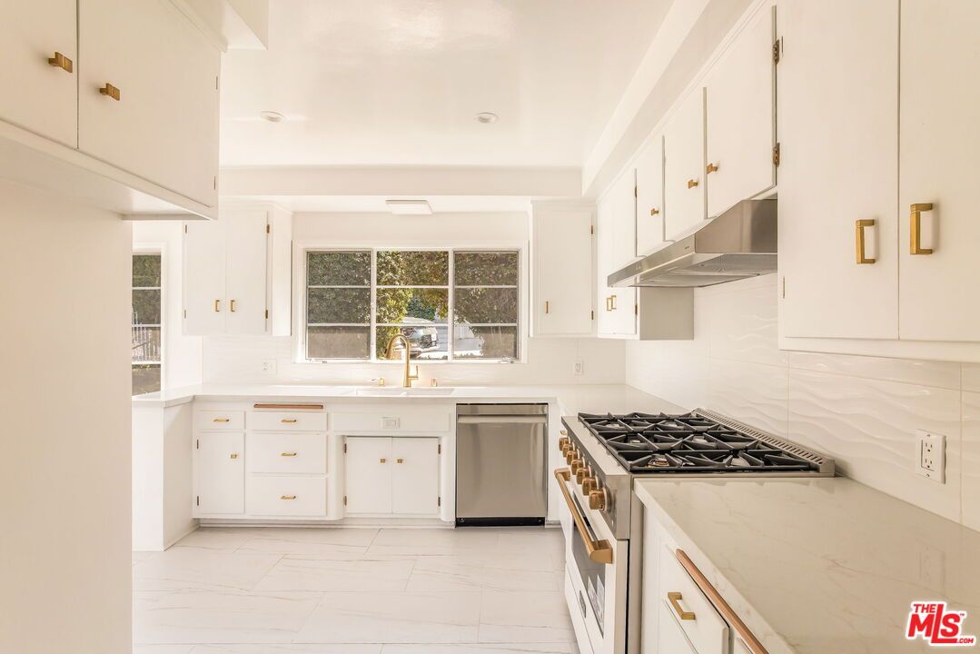 Interior, Kitchen, Marble, Recessed Lighting, Stainless Steel Appliances