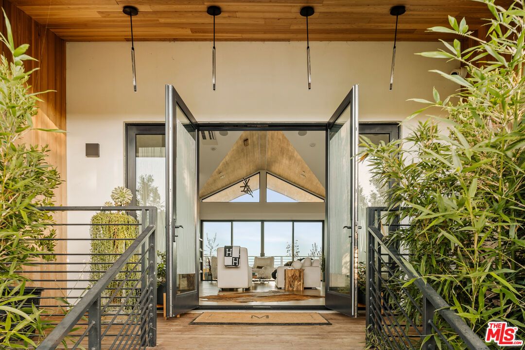Interior, Pendant Lights, Wood Texture Flooring