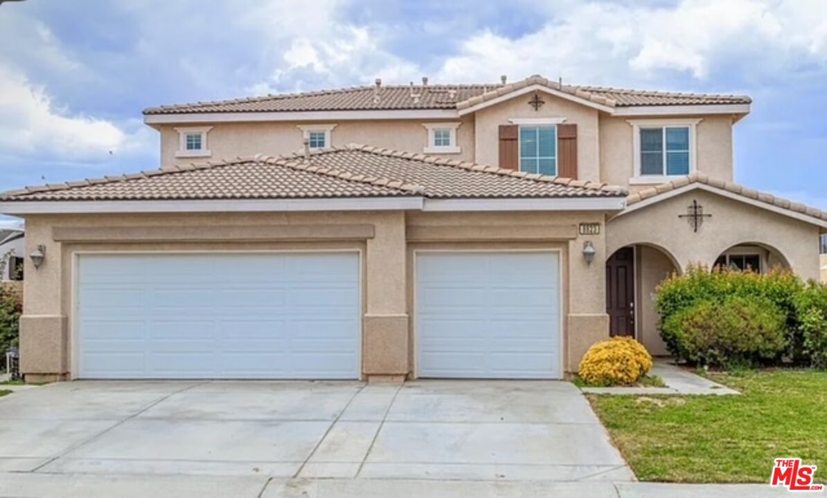 Attached, Exterior, Facade, Mediterranean