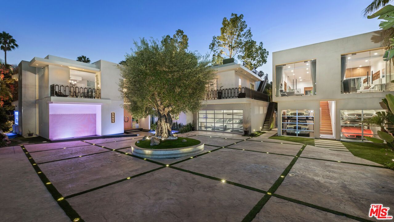 Attached, Exterior, Facade, Modern