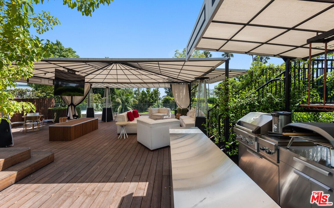 Exterior, Outdoor Kitchen