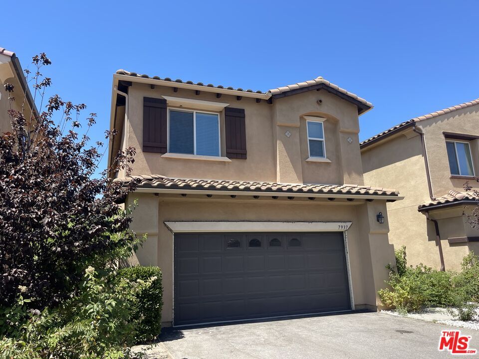 Attached, Exterior, Facade, Mediterranean