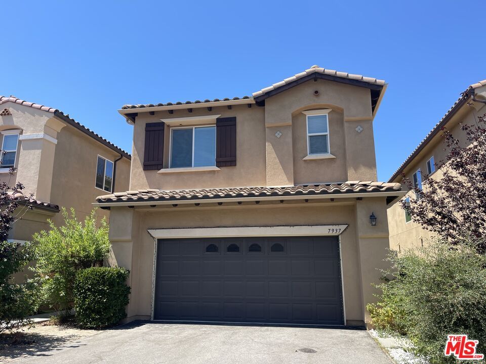 Attached, Exterior, Facade, Mediterranean