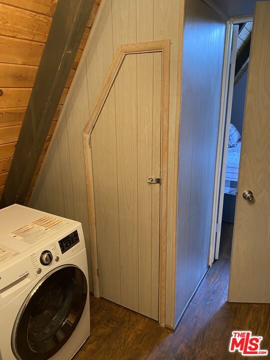 Interior, Washer, Wood Texture Flooring