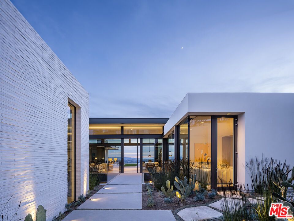Backyard, Exterior, Facade, Modern