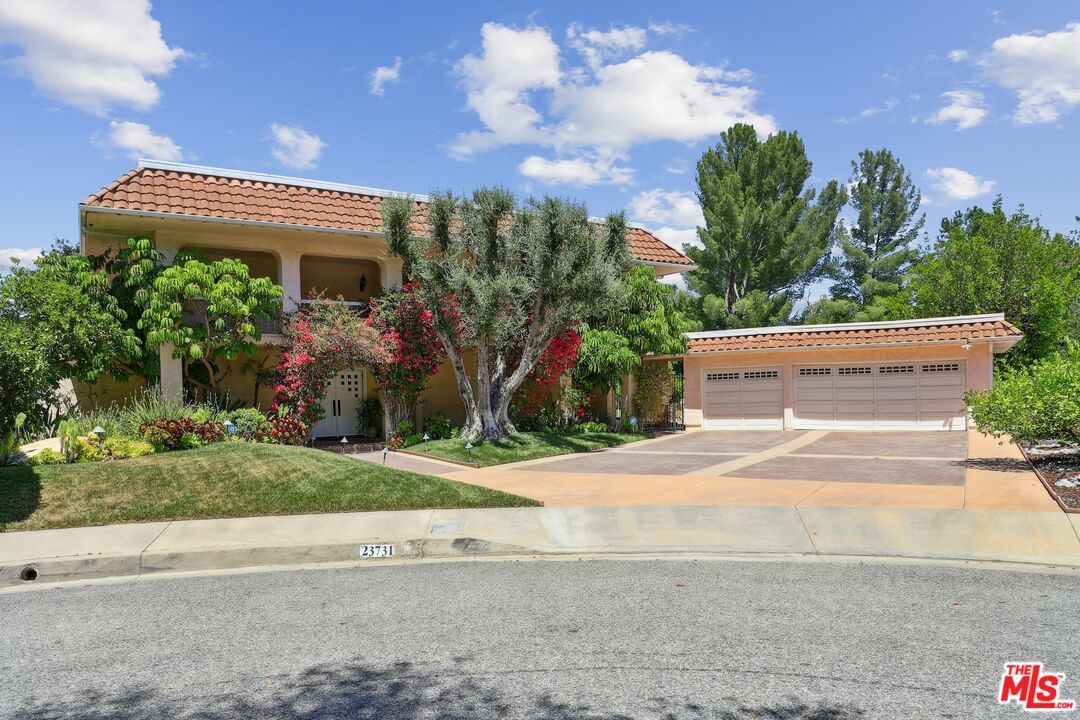 Attached, Exterior, Facade, Mediterranean