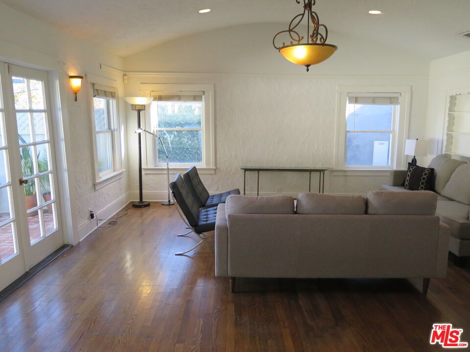 Interior, Living room, Pendant Lights, Recessed Lighting, Wood Texture Flooring