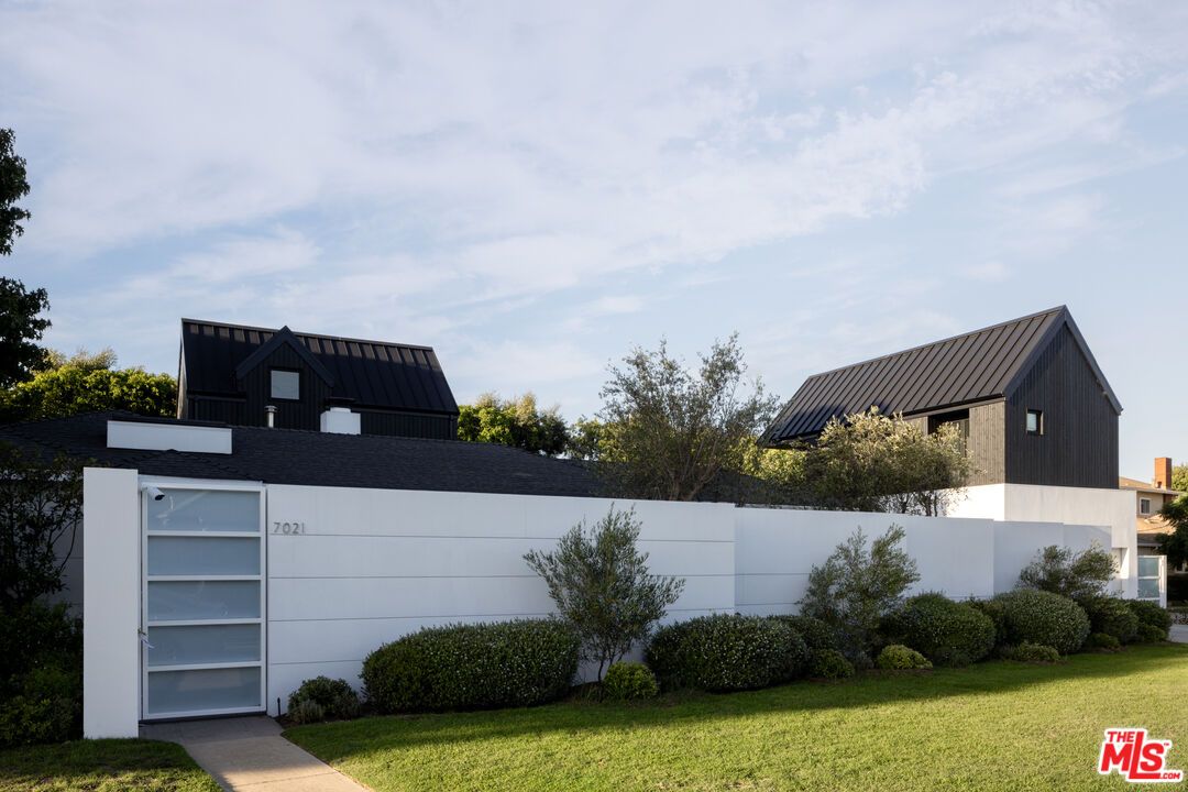 Attached, Exterior, Facade, Modern