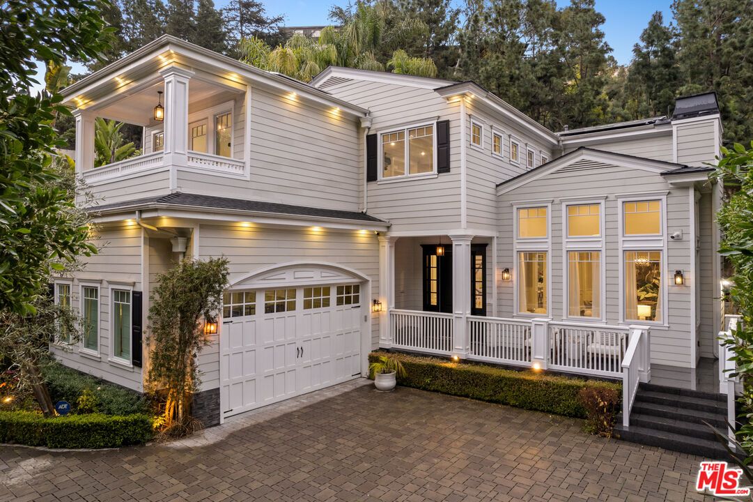 Attached, Exterior, Facade, Queen Anne Victorian