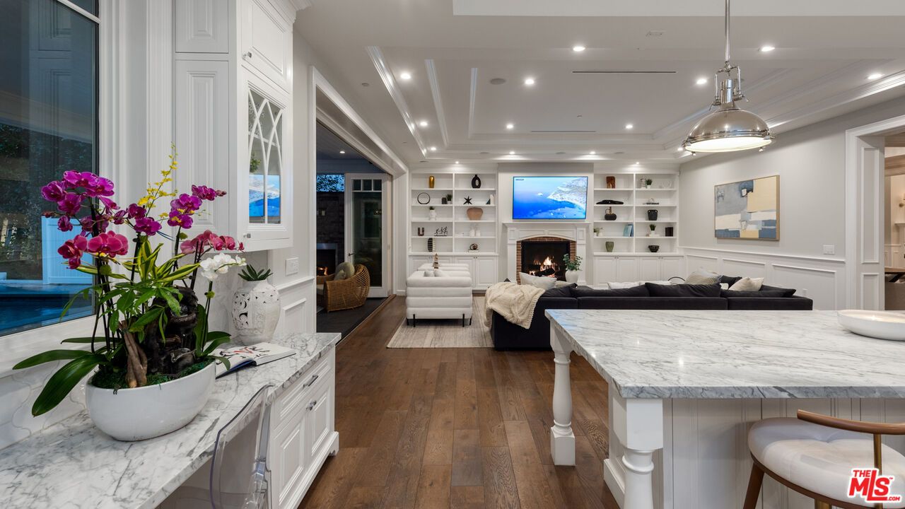 Fireplace, Interior, Living room, Pendant Lights, Recessed Lighting, Wood Texture Flooring