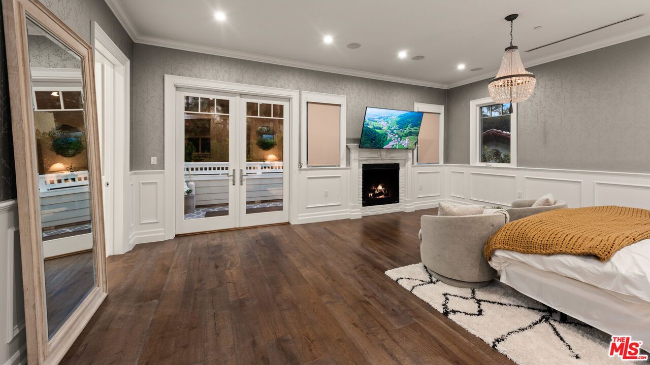 Chandelier, Fireplace, Interior, Recessed Lighting, Wood Texture Flooring