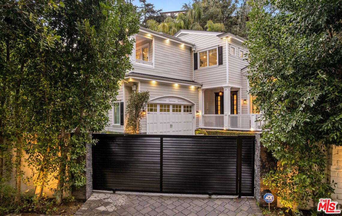 Attached, Exterior, Facade, Modern