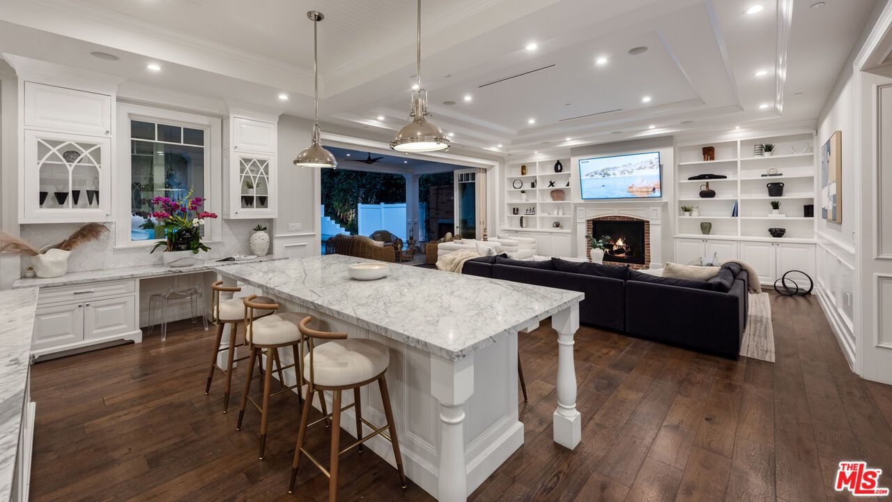 Fireplace, Interior, Living room, Pendant Lights, Recessed Lighting, Wood Texture Flooring