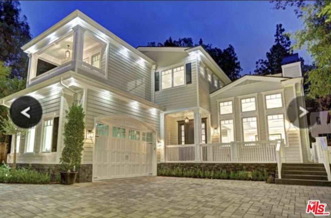 Attached, Exterior, Facade, Queen Anne Victorian