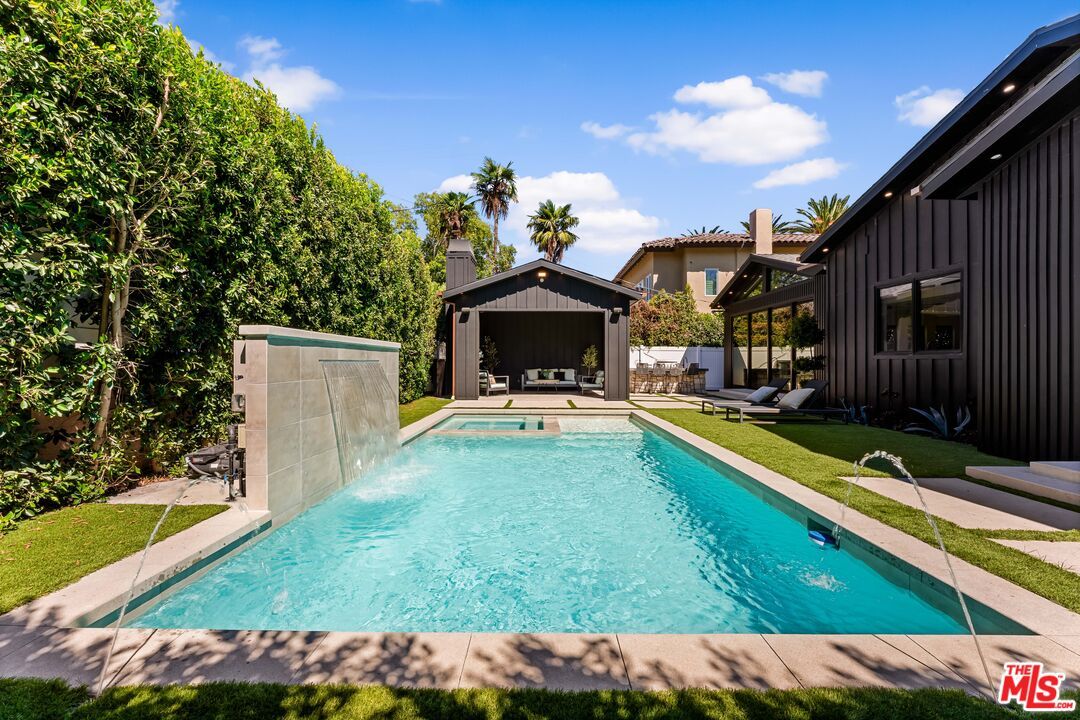 Exterior, Pool