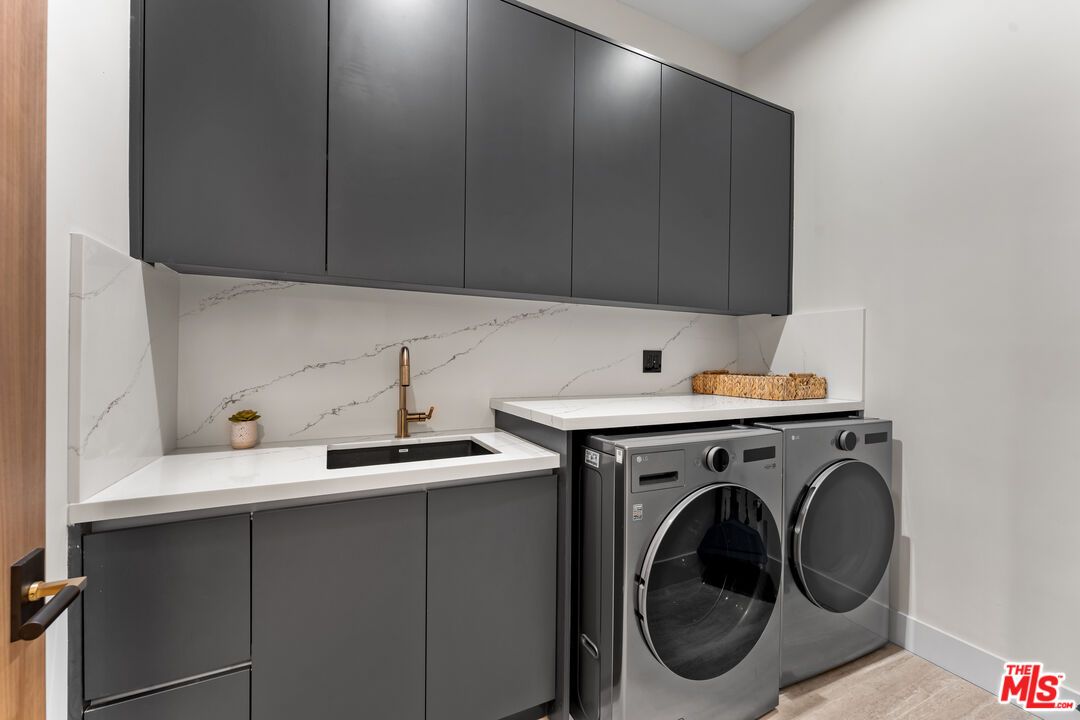 Interior, Marble Walls, Washer, Wood Texture Flooring