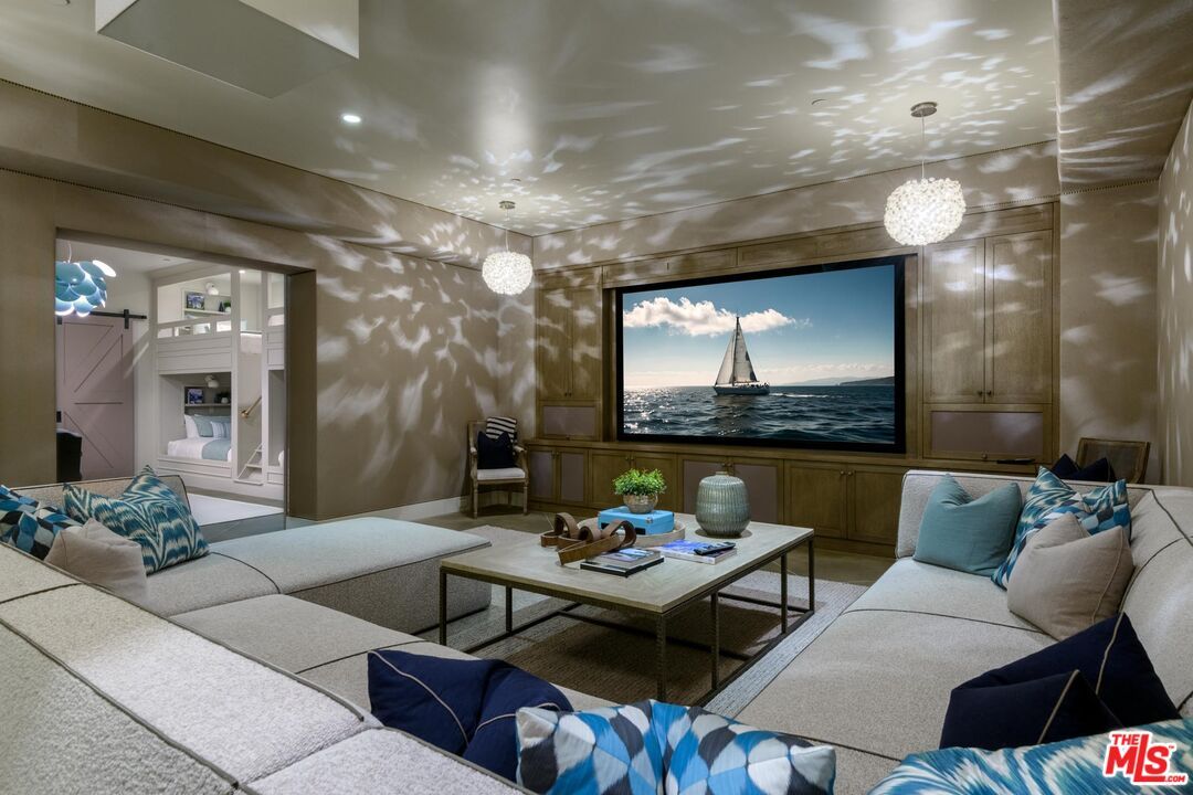 Interior, Living room, Pendant Lights, Recessed Lighting