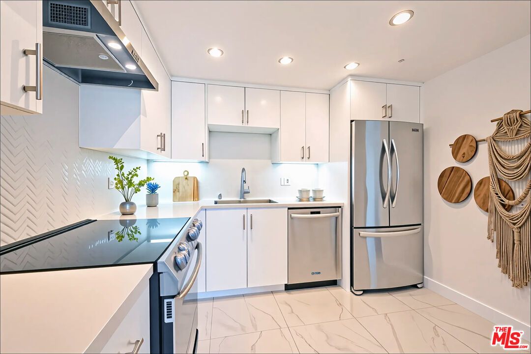 Interior, Kitchen, Marble, Recessed Lighting, Washer