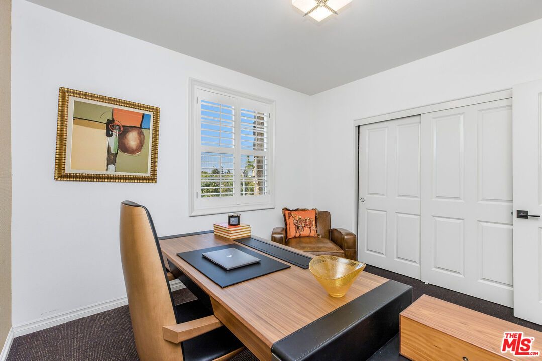 Home Office, Interior