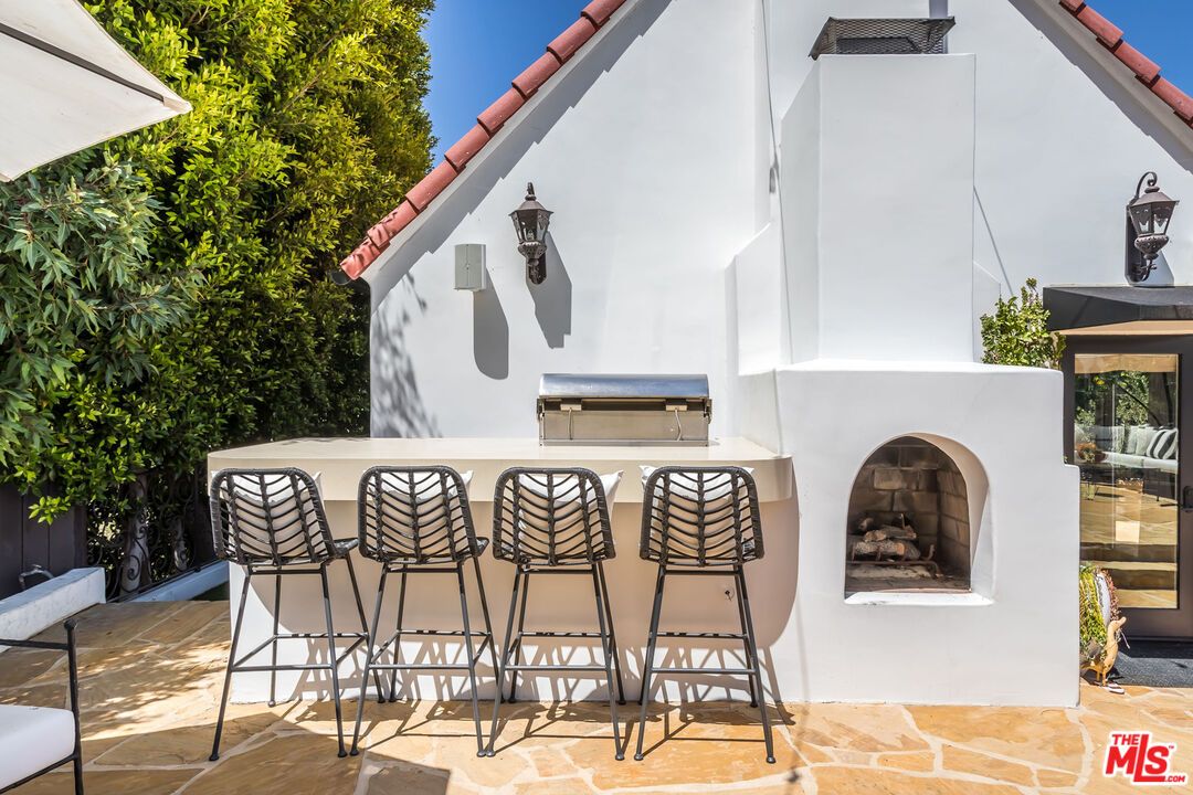 Exterior, Fireplace, Outdoor Kitchen