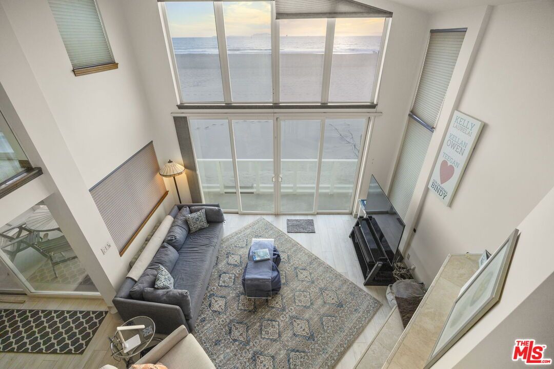 Interior, Living room, Water