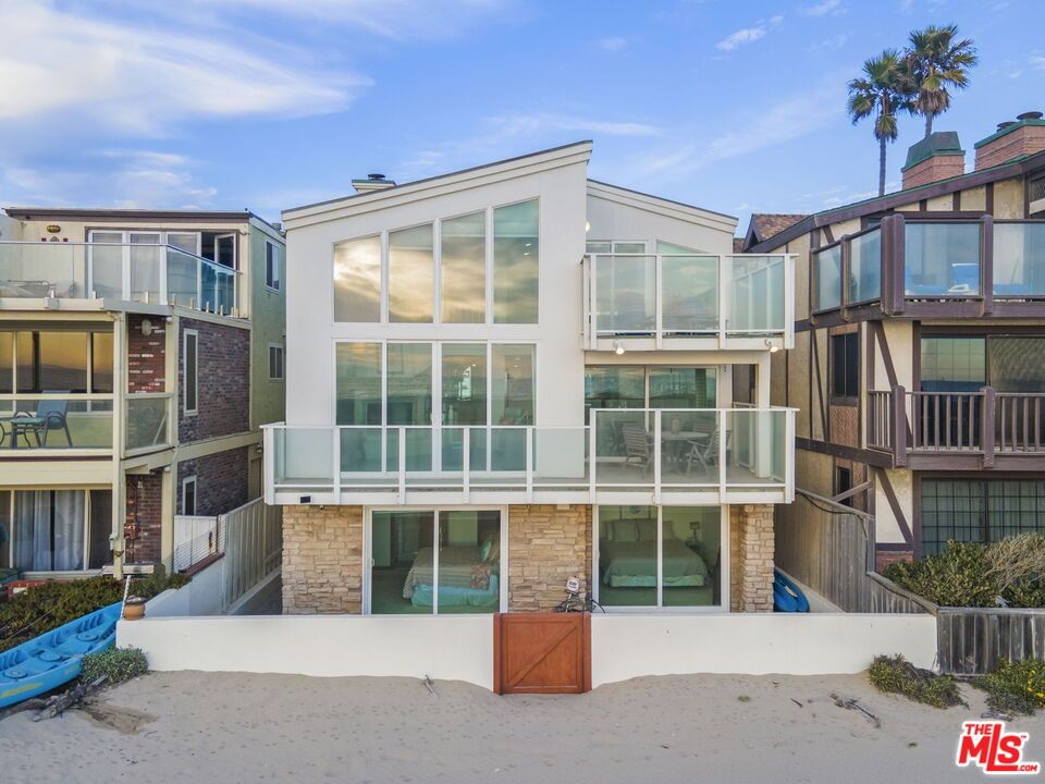 Exterior, Facade, Modern