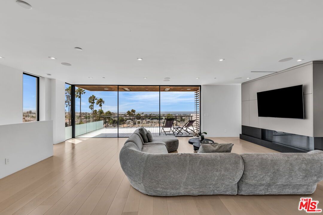 Interior, Living room, Recessed Lighting, Water, Wood Texture Flooring