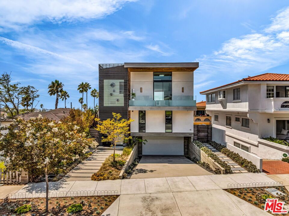 Exterior, Facade, Modern