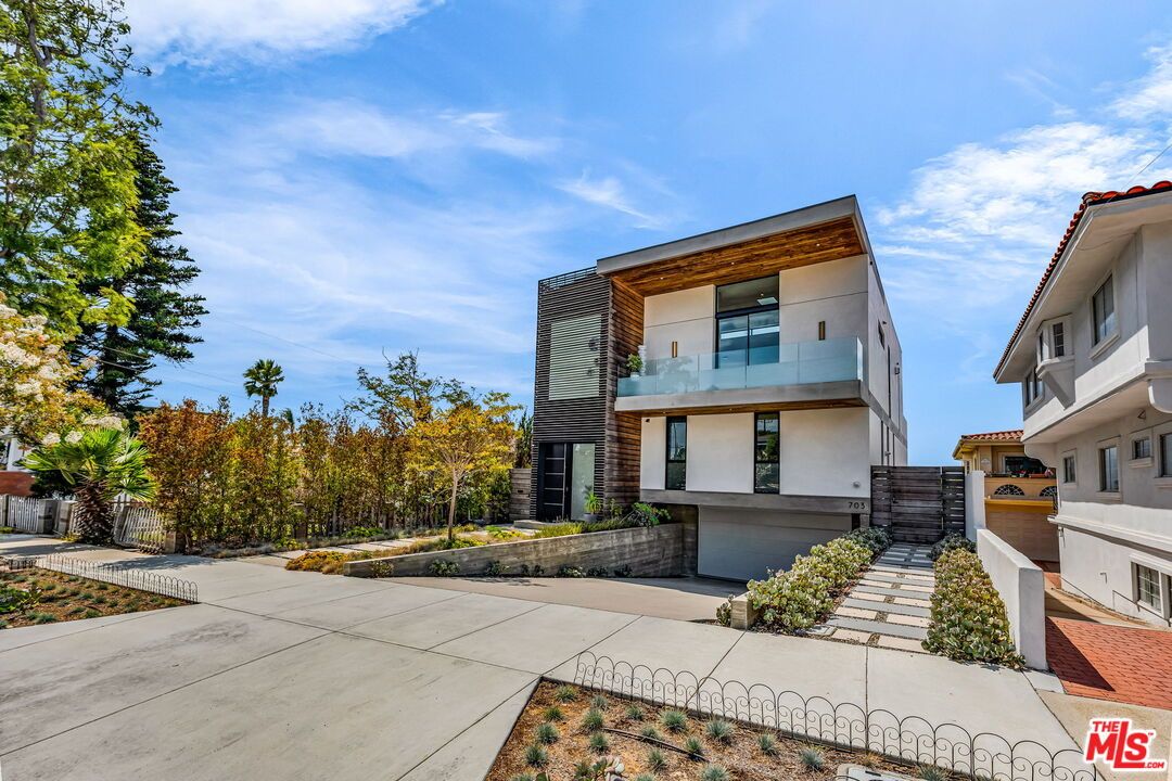 Exterior, Facade, Modern