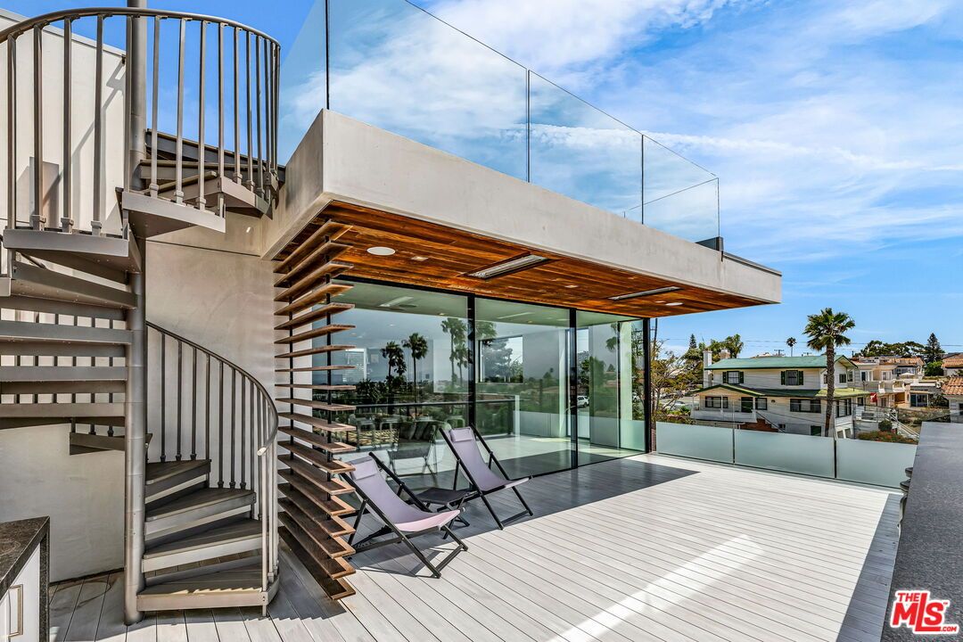 Exterior, Facade, Modern