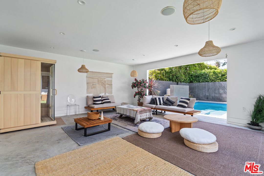 Interior, Living room, Pendant Lights, Recessed Lighting