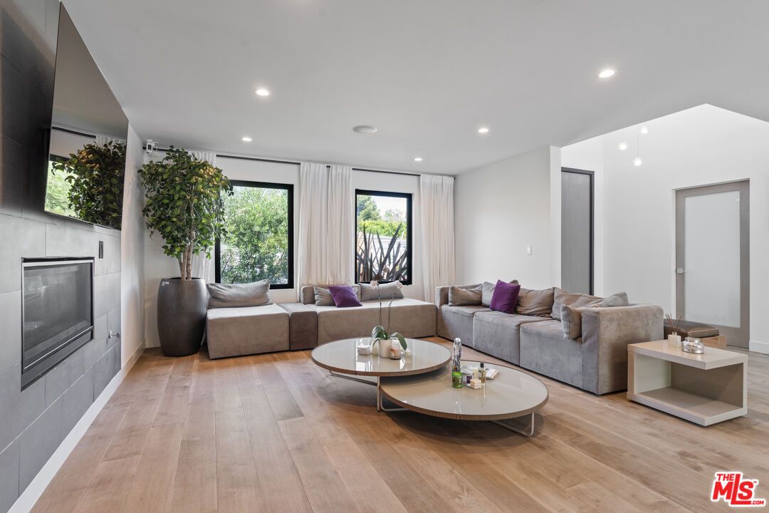 Interior, Living room, Recessed Lighting, Wood Texture Flooring