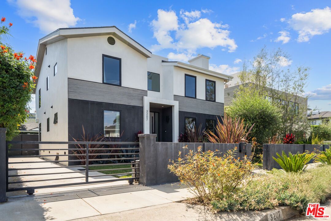 Exterior, Facade, Modern