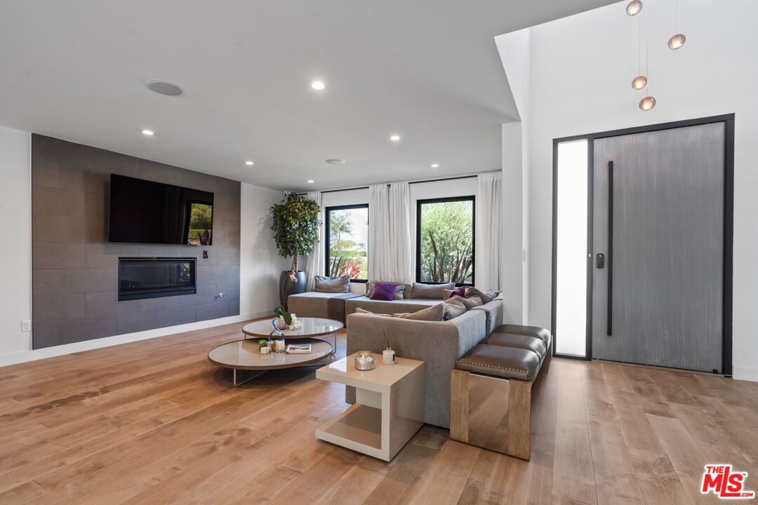 Fireplace, Interior, Living room, Pendant Lights, Recessed Lighting, Wood Texture Flooring