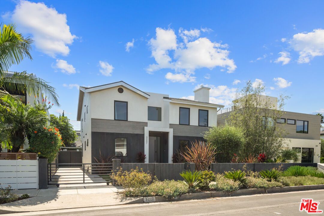 Exterior, Facade, Modern