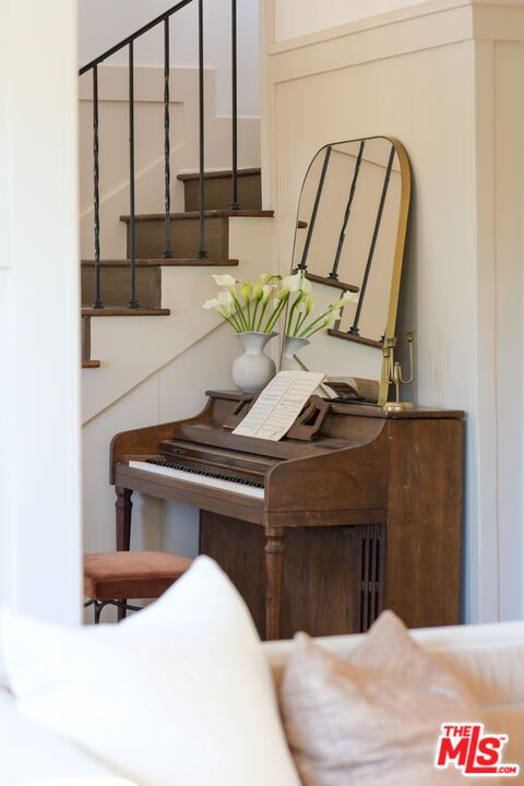 Interior, Piano