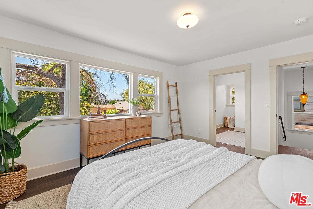 Bedroom, Interior, Pendant Lights, Wood Texture Flooring