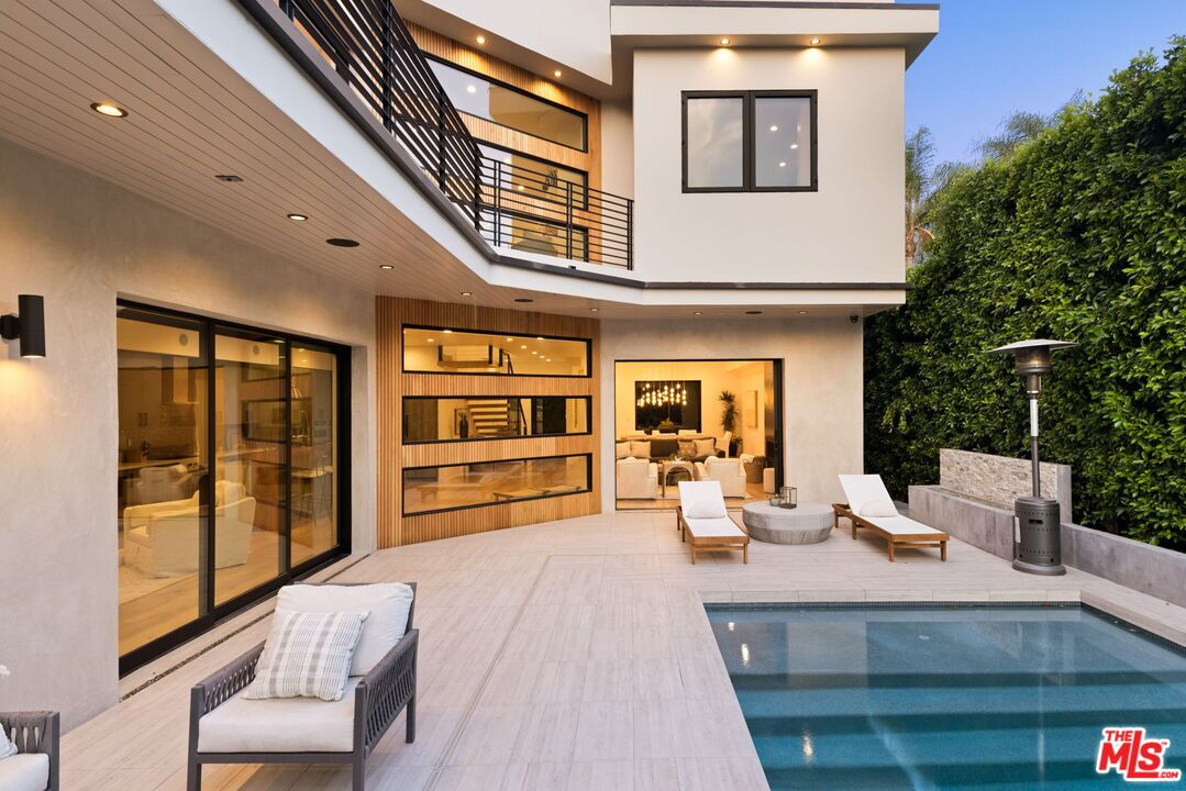 Exterior, Pool, Recessed Lighting